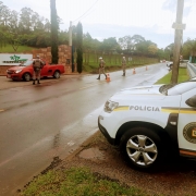 Efetivo da Brigada Militar realizando uma abordagem a um veiculo 
