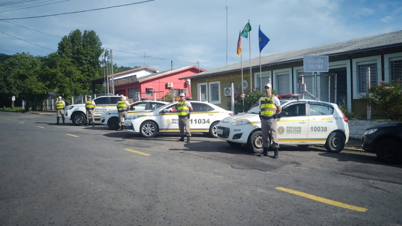 Policiais e viaturas em frente &agrave; Brigada Militar