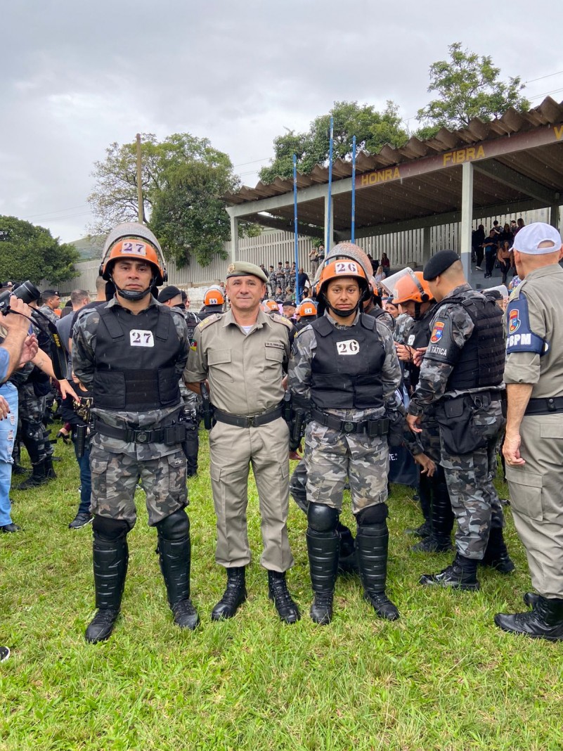 Ten Cel Rogério Pereira Martins comandante do CRPO VC juntamento com a Sd Hamina e o Sd Soares na Formatura 13º Estágio Básico de Operações de Choque 