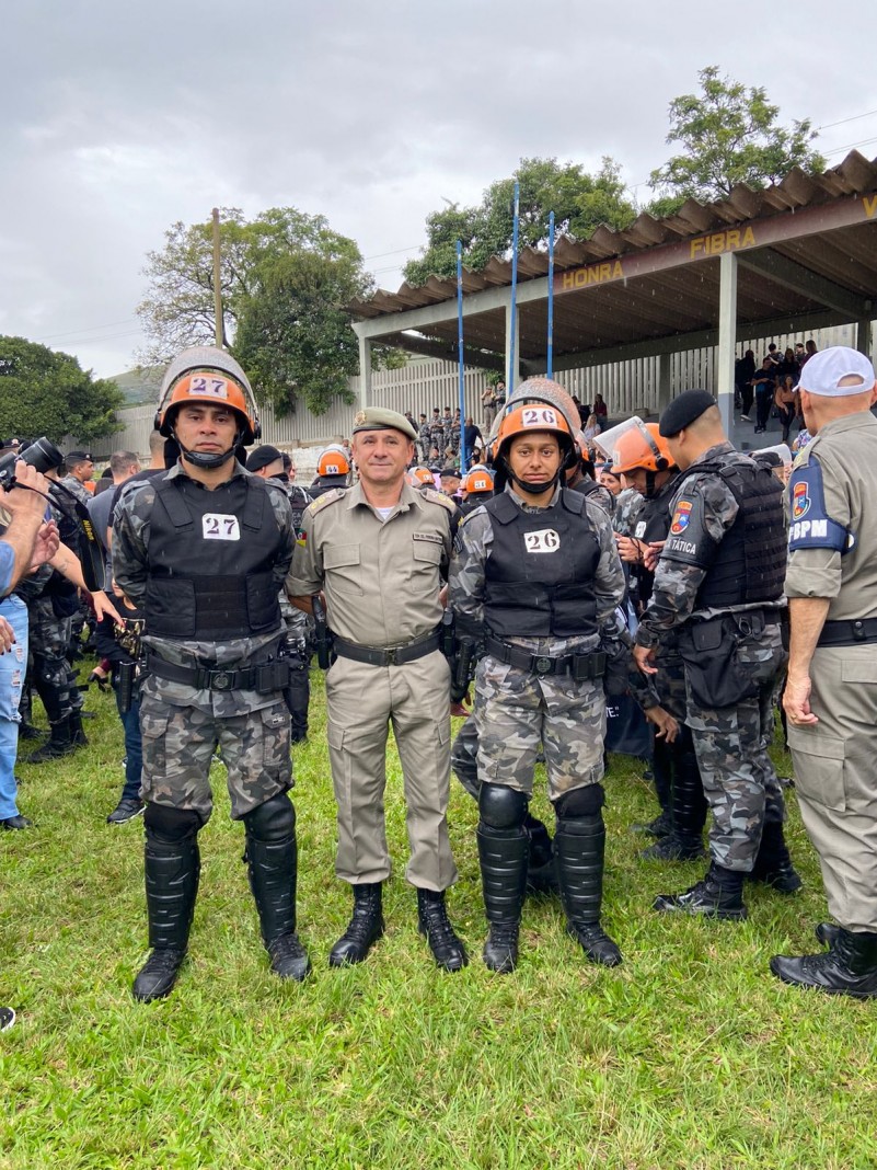 Ten Cel Rogério Pereira Martins comandante do CRPO VC juntamento com a Sd Hamina e o Sd Soares na Formatura 13º Estágio Básico de Operações de Choque