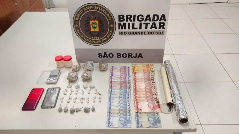 Porções de drogas e dinheiro
