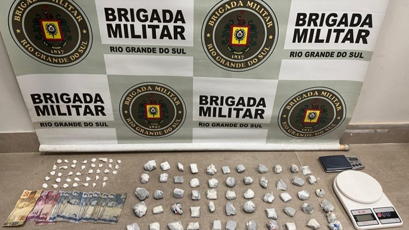 Vendendo drogas no centro de Cap&atilde;o da Canoa, homem &eacute; preso pela BM
