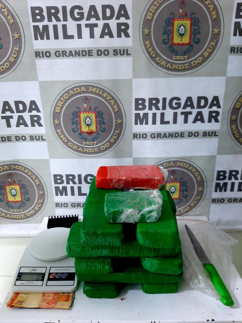 Com os homens foram localizados 12 tijolos de maconha, além de uma balança de precisão, uma faca e a quantia de R$ 344,00.