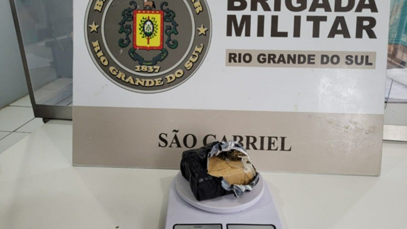 porção de droga em uma balança