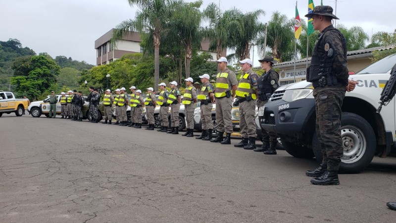 Efetivo perfilados em frente ao 27º Batalhão de Polícia Militar com sede em São Sebastião do Caí durante o Lançamento da Operação