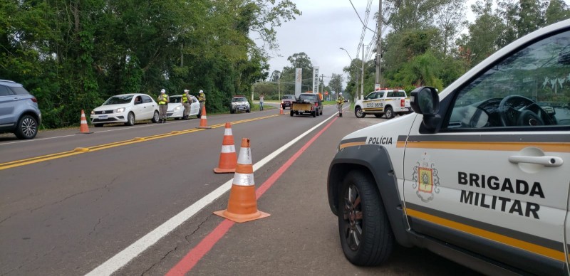 Efetivo realizando uma fiscalização de transito durante a Operação em São Sebastião do Cai