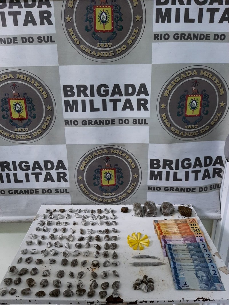 Com o trio foram apreendidas, ao total, 125 porções de maconha, 10 pinos de cocaína e a quantia de R$ 157,00.