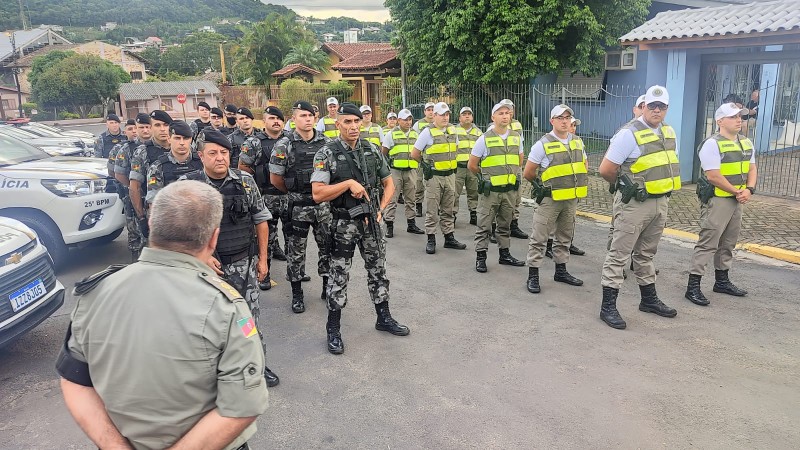 Policiais ouvindo instrução do comandante antes da operação