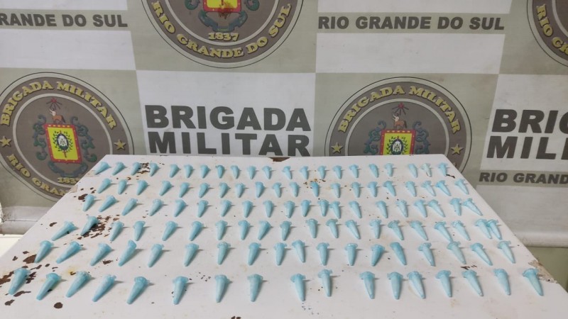 A dupla foi presa em flagrante por tráfico de entorpecentes e com elas foram apreendidos, ao total, 118 pinos de cocaína.