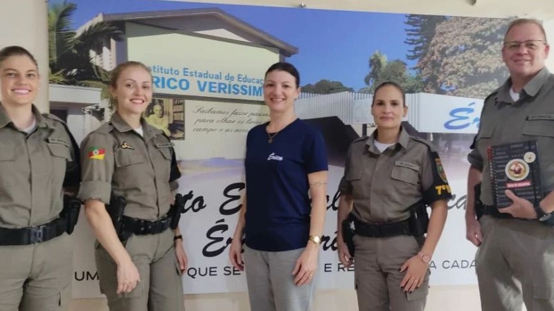 Policiais Militares instrutores do PROERD do reunem se com escolas para início do programa