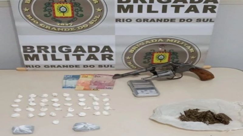 Brigada Militar prende dois jovens por tráfico de drogas em Três Passos