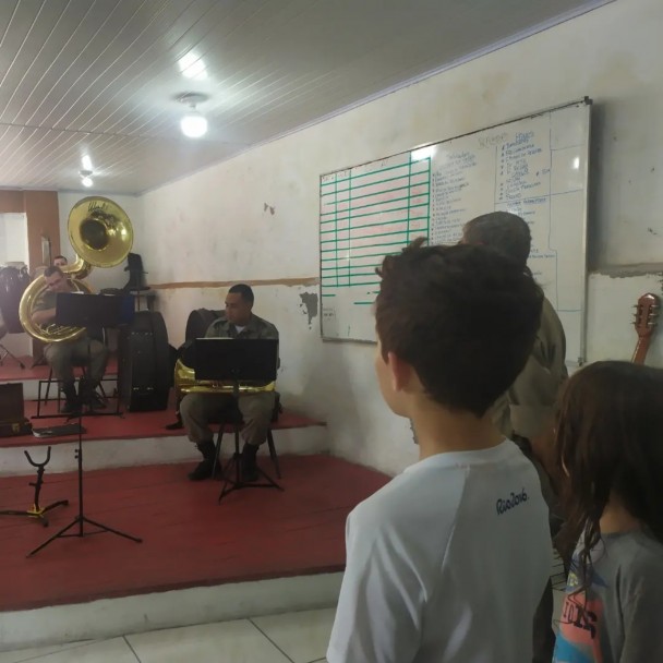 Crianças visitam a Banda do CRPO Sul