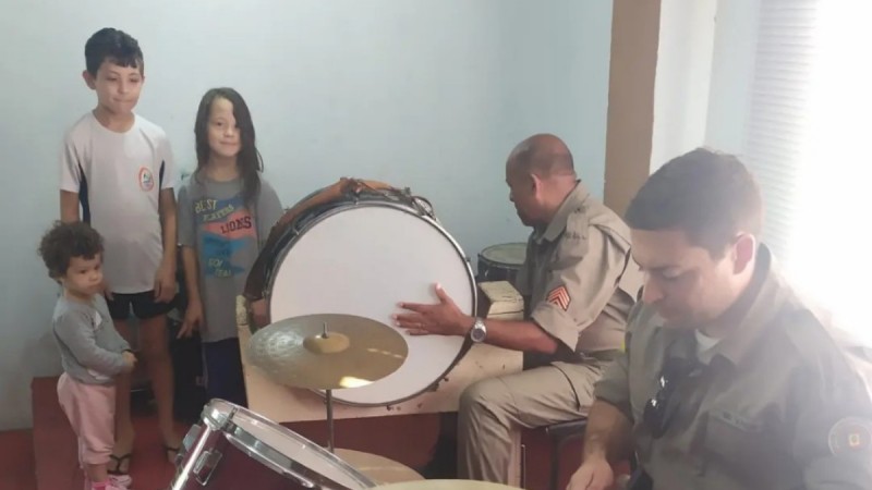 Crianças visitam a Banda da BM