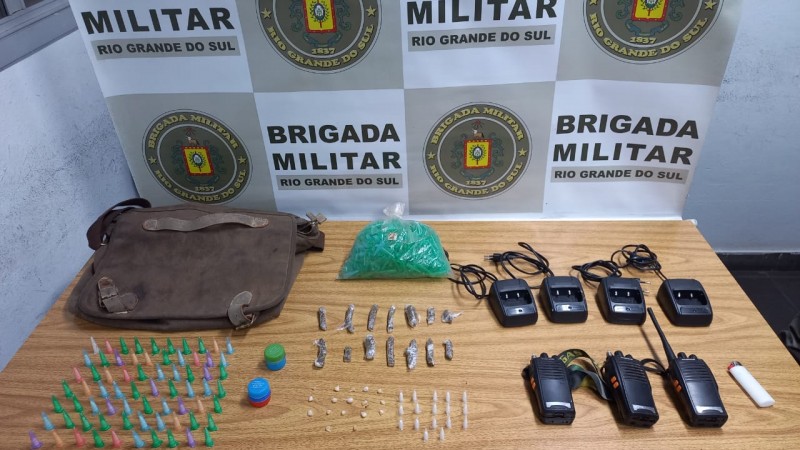 imagem com as apreens&otilde;es de drogas, embalagens vazias para acondicionar entorpecentes e r&aacute;dios comunicadores apreendidos em Canoas.