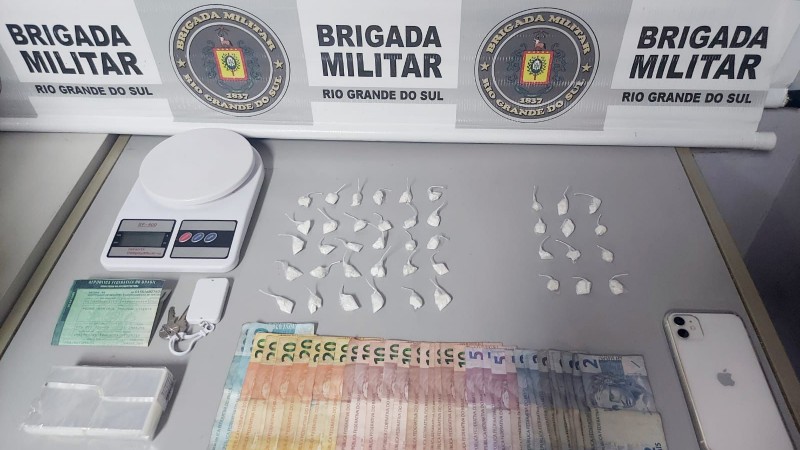 Homem que realiza tele entrega de drogas é preso pela BM em Tramandaí