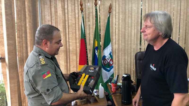 policial recebendo presente de civil
