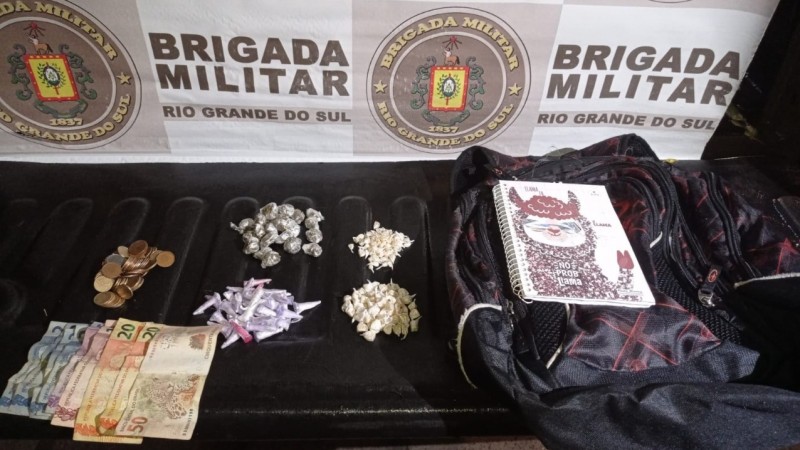 Imagem das drogas apreendidas na área do 19º BPM