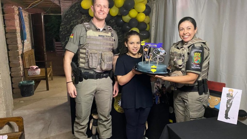 militares entregam bolo de aniversário a menina
