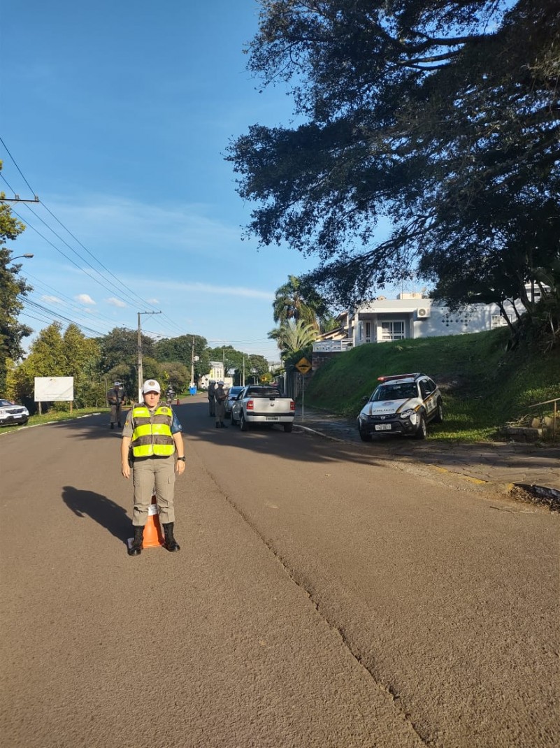 Efetivo do 5º BPM durante fiscalização de trânsito