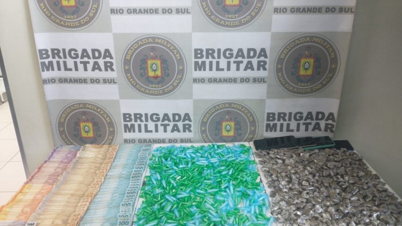 Com os homens foram localizadas, ao total, 542 porções de maconha, 879 pinos de cocaína e a quantia de R$ 8.040,00.