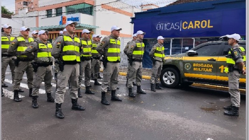 militares em pé ao lado de viatura numa formatura