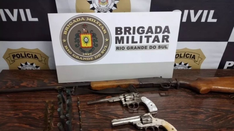 Brigada Militar em apoio a Polícia Civil apreendem armas ele fogo em Campo Novo