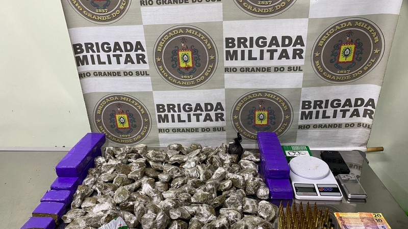 Com o homem foram apreendidas 136 porções de maconha, 42 munições de calibre 5.56 e outros materiais ilícitos.