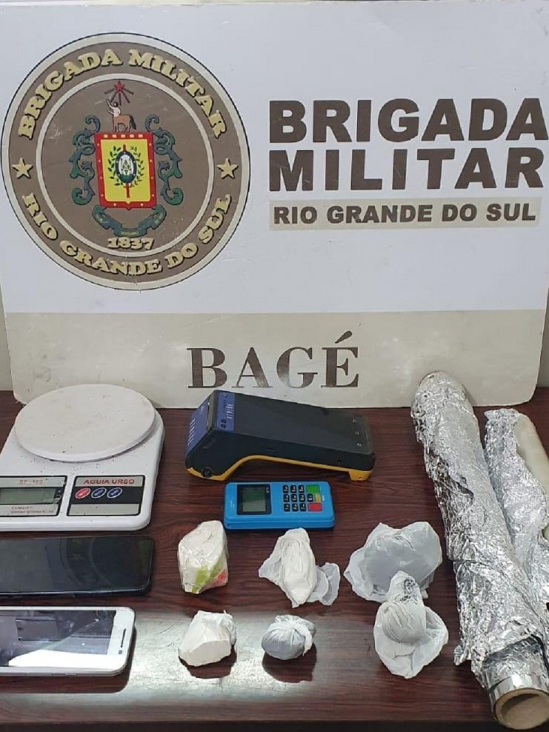 porções de droga, balança de precisão, celulares