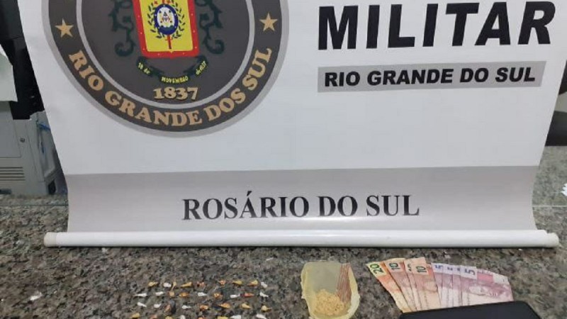 porções de crack e dinheiro