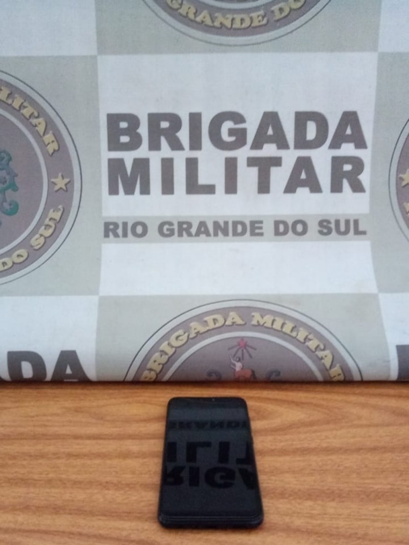 Os indivíduos foram identificados como dois homens de 23 e 27 anos e com eles foi localizado um telefone celular.