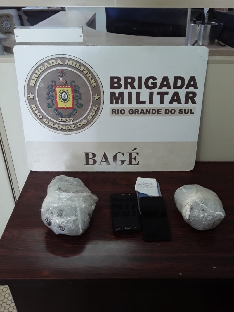 porções de maconha e celulares apreendidos
