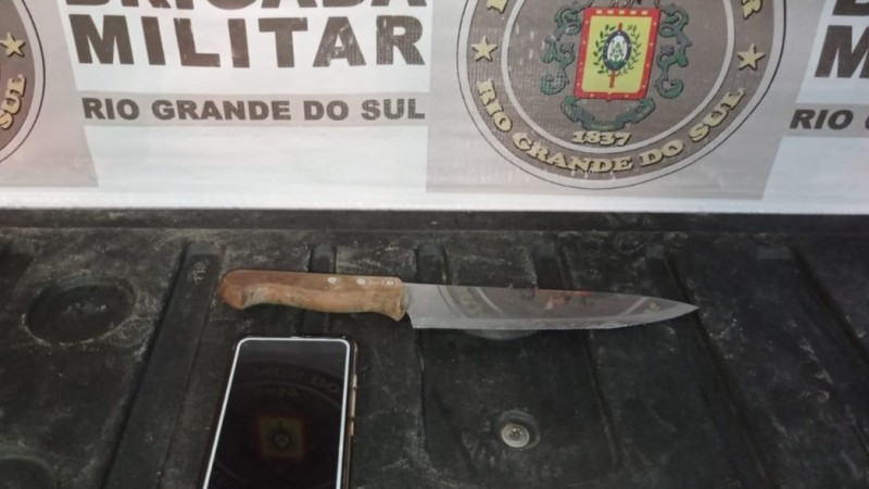 Uma faca e um telefone celular materialidades de um Roubo a pedestre na área do 19° BPM
