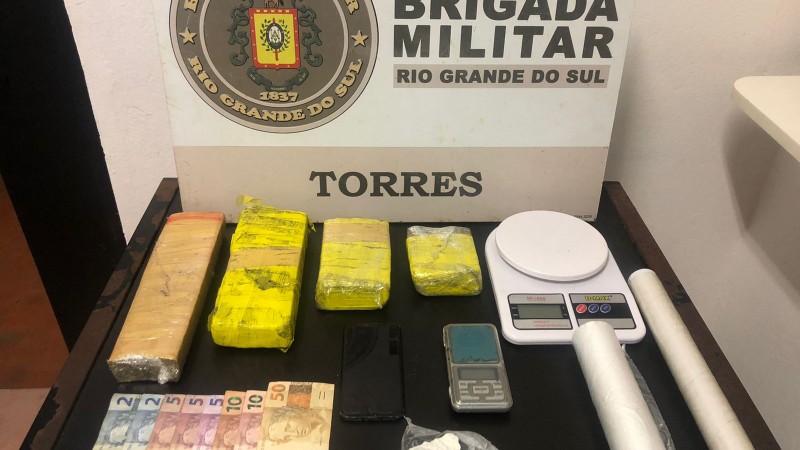 Dupla é presa pela BM com quase dois quilos de drogas em Torres