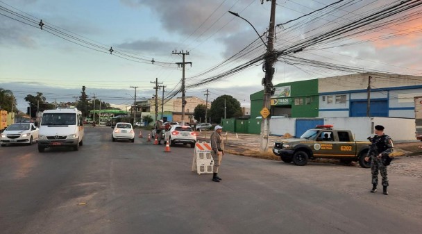 A operação foi desenvolvida através da realização de abordagens, barreiras e ações de visibilidade policial.