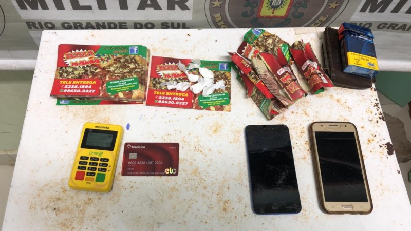 Com os homens foram apreendidas 05 buchas de cocaína, uma máquina de cartão de crédito e a quantia de R$ 44,00.