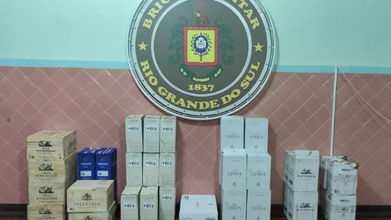 Brigada Militar apreende carga de bebidas de origem estrangeira em Tr&ecirc;s Passos