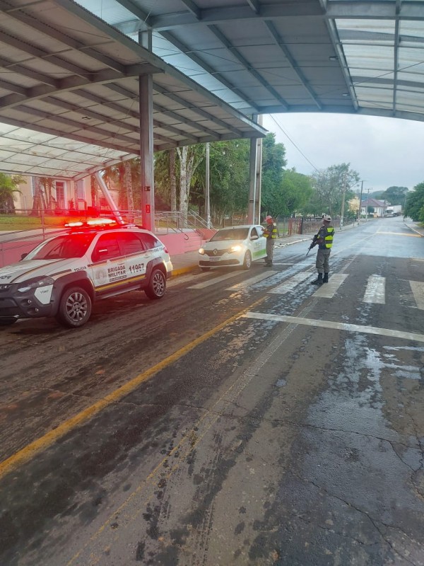 Efetivo da Brigada Militar de Pareci Novo durante ação de fiscalização de Trânsito