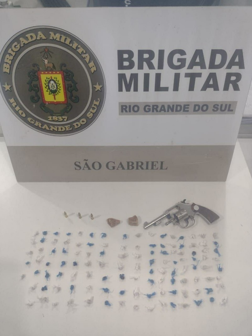 porções de drogas e um revolver