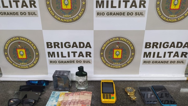 Exposição da apreensão de eletrônicos roubados e outros objetos 