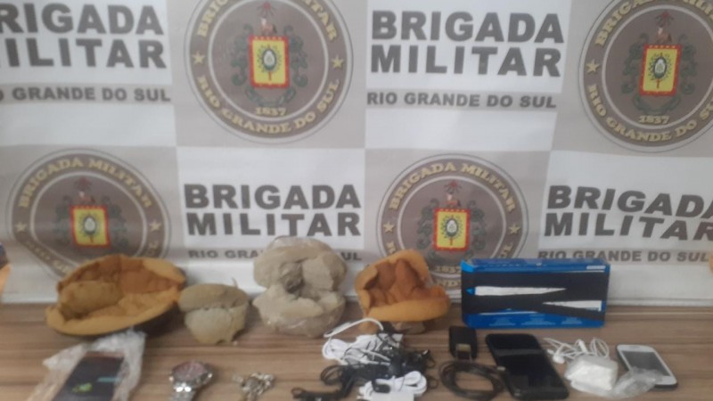 drogas, fones de ouvido, carregadores de celular