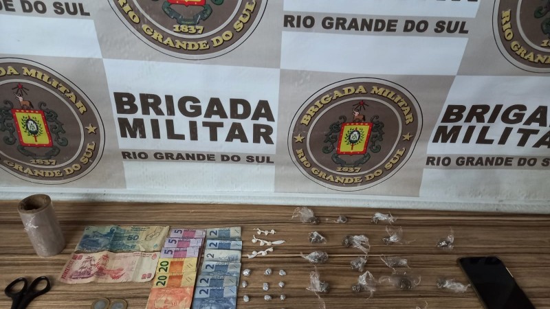 Porções de drogas e dinheiro