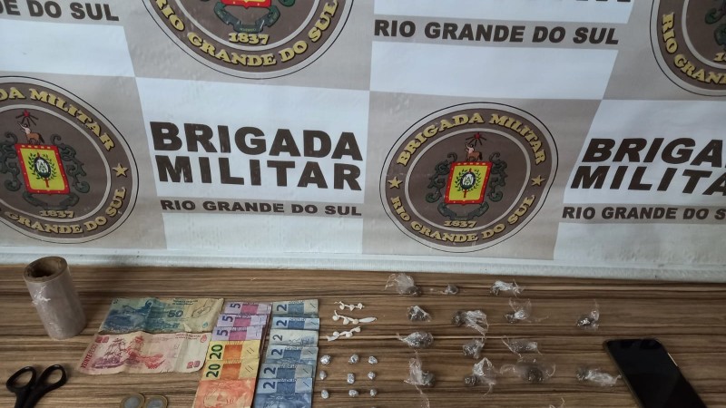 Porções de drogas e dinheiro 