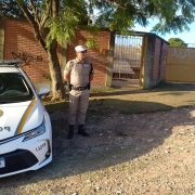 Membro da patrulha Escolar em frente a Escola 