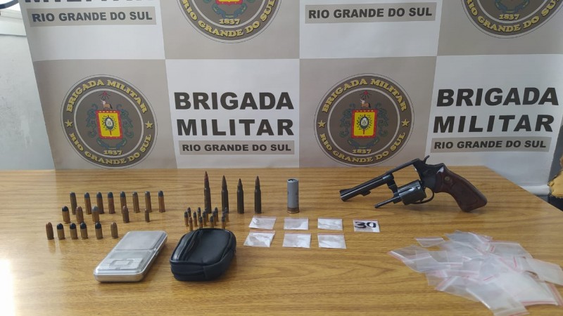 Arma, munições e entorpecentes apreendidos em ocorrência.
