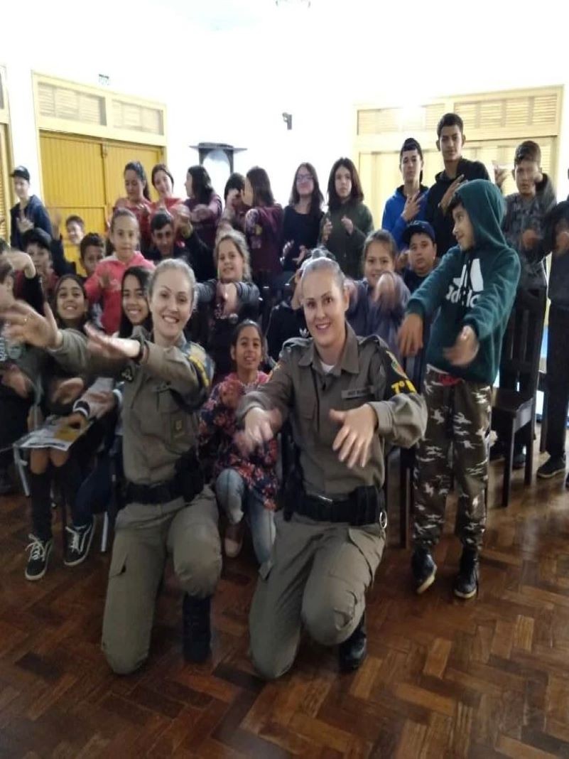 Brigada Militar realiza conversa sobre a profiss&atilde;o policial militar com jovens participantes do projeto da AABB em Campo Novo