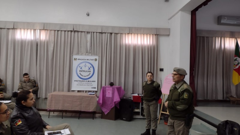 Policiais no primeiro dia em auditório
