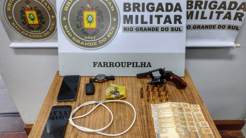 Dois homens foram presos pela BM por tráfico e porte ilegal de arma.
Com eles foram apreendidos um revólver calibre 38 com numeração raspada, cartuchos intactos, dois celulares, R$ 600,00 em notas de 50, uma porção de maconha, munições calibre 38 e um cordel detonante com uma espoleta em uma das pontas.