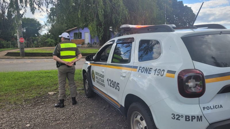 viatura e policial na via pública