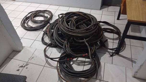  Cabos e fios  no chão