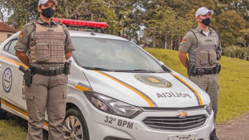policiais militares e viatura pronto para o serviço